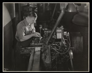 Trabalhando em uma máquina monotipo na Unz und Co., 24 Beaver Street, Nova York, 1932 (impressão em gelatina de prata)